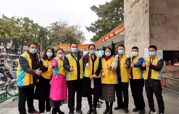 民进会员陈凤岚（图右四）和志愿者们合影留念_副本.jpg