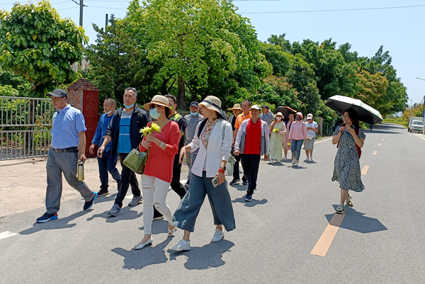 4月9日上午，珠海民进斗门总支组织调研组到莲洲镇开展徒步考察调研2_副本.jpg