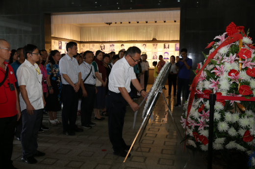 3.2019年8月19日，广东民进基层组织负责人培训班在江西井冈山开班。图为民进广东省委会主委鲁修禄在开班式前，带领全体学员来到井冈山烈士陵园，为革命烈士敬献花圈.JPG