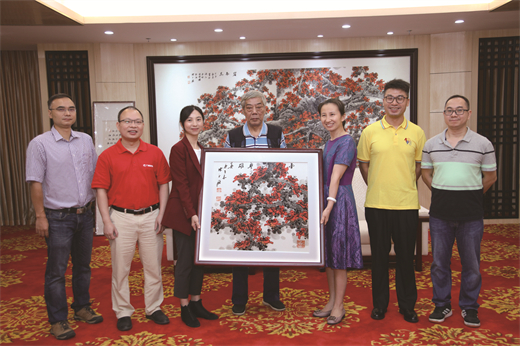 广东开明画院院长陈永锵向6位“最美逆行会员”赠送作品《南粤雄英》。(1).jpg