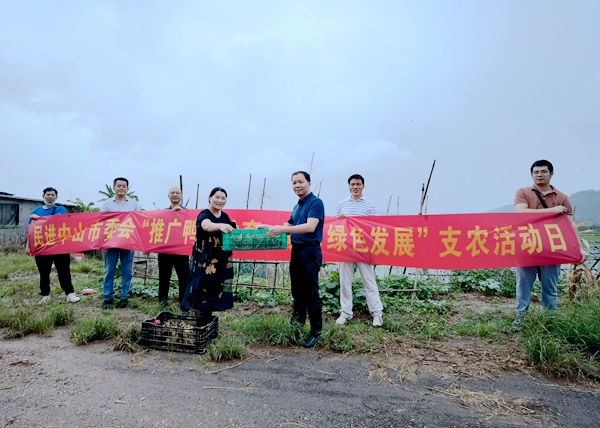 “推广鸭稻共育，助力绿色发展”支农日活动鸭苗交接现场_副本.jpg
