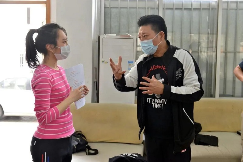 1欧凯明悉心指导青年粤剧演员.jpg