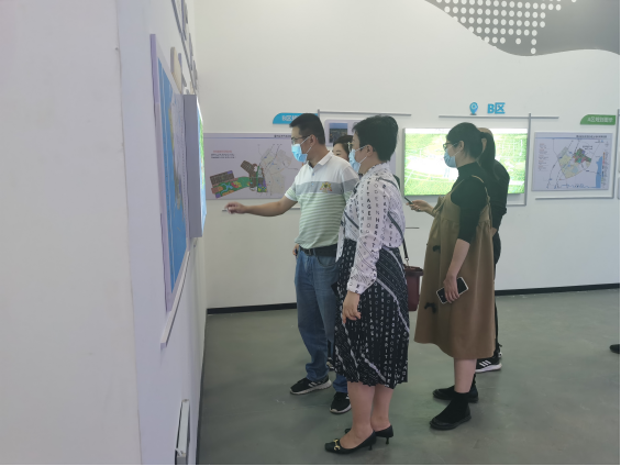 调研组参观企业服务中心