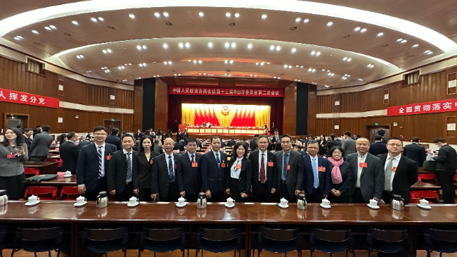 中山民进的政协委员在市政协第十三届二次会议开幕前合影留念.jpg