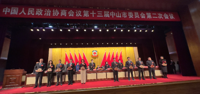 民进中山市委会委员赵小芬代表市委会上台领奖.jpg