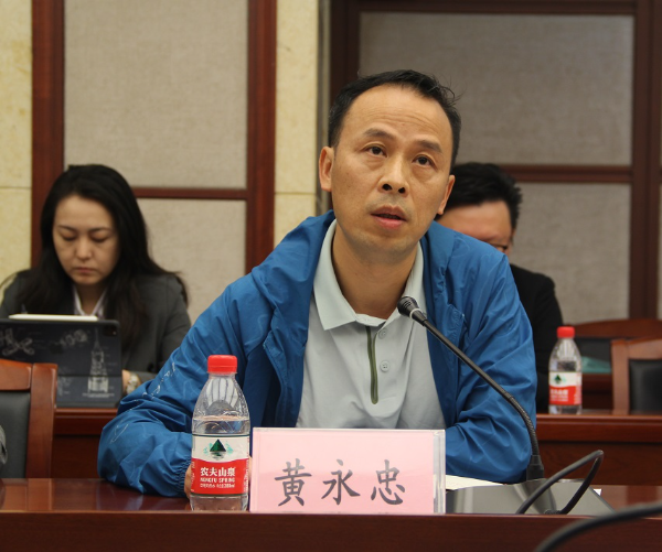 黄永忠.JPG