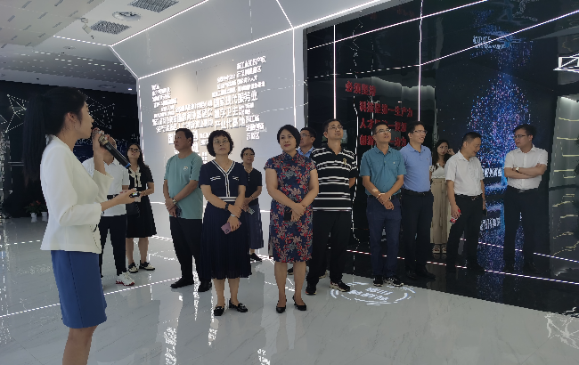 参观海创园规划馆1.jpg