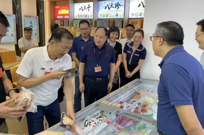 人大代表调研消费帮扶展销点运作情况.jpg