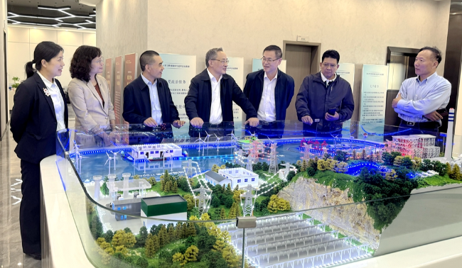 2023年11月20-22日，民进广东省委会主委鲁修禄带队前往江门市学习调研高质量发展和“百干万工程”。图为调研组一行在江门双碳实验室现场调研。_副本.jpg