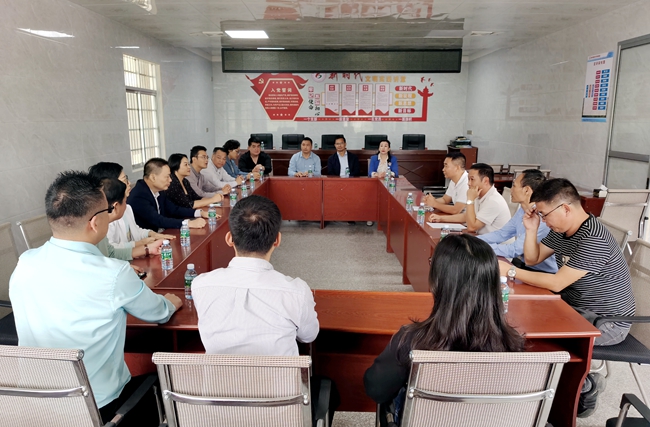 4_11月30日，民进湛江市委会、湛江民进企联会与彭岸村委会召开助力彭岸村产业发展座谈会_副本.jpg