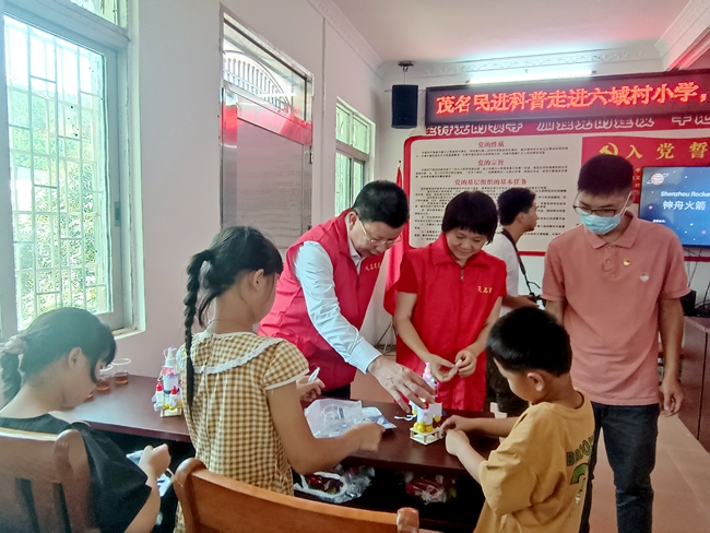 1、2023年5月28日，民进茂名市委会主委陈哲林(左三）带队到乡村振兴联系点——信宜市白石镇六域村开展以“科普走进六域小学、放飞山区孩子科技梦”为主题的科普下乡活动_副本.jpg