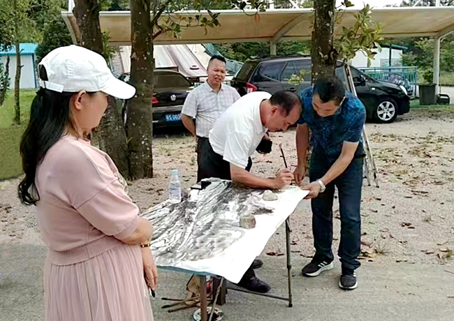 3、2023年10月20日，由民进茂名市委会指导、茂名开明画院承办的“重彩浓墨助推‘百千万工程’”活动的写生团队到高州市石鼓镇大王岭村开展现场写生艺术创作活动_副本.jpg