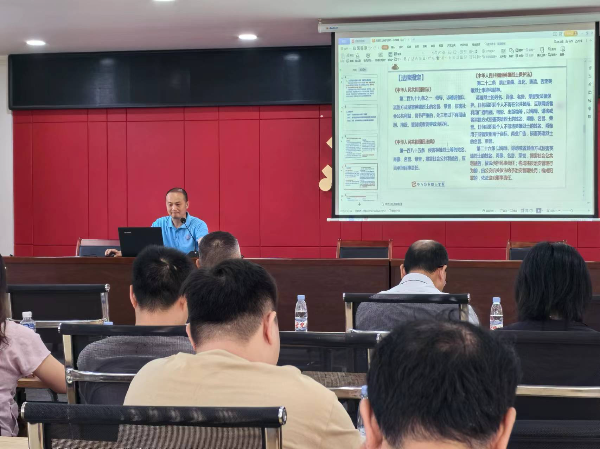 图三 会员们在学习《中华人民共和国英雄烈士保护法》.jpg