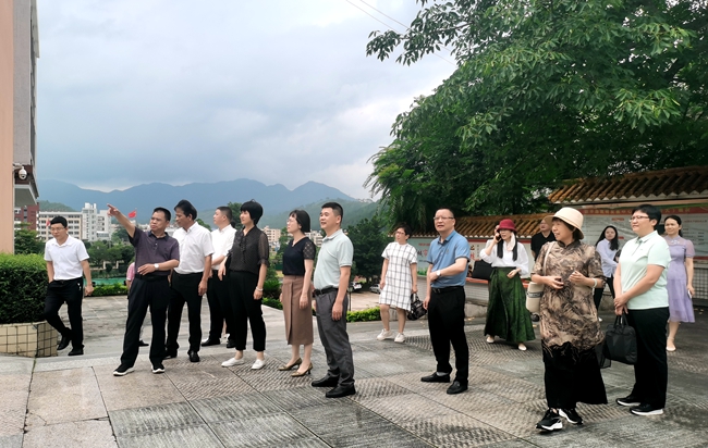 调研组考察连平县职业技术学校_副本.jpg