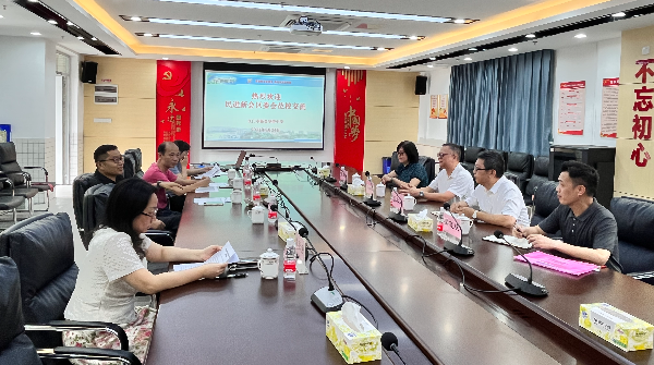 图一 区委会领导班子与新会华侨中学党组织座谈.jpg