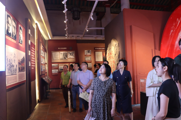 压缩参观古城.jpg