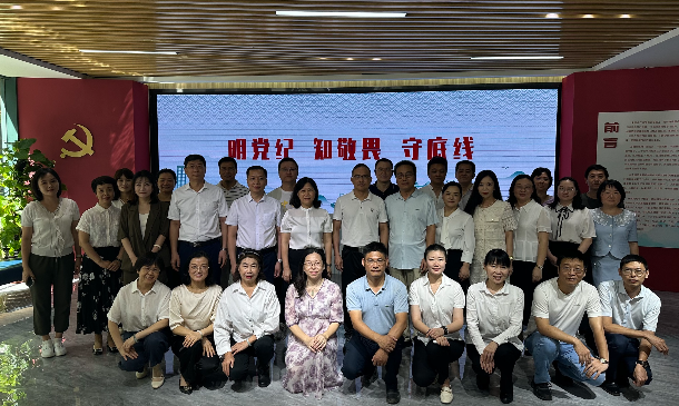 参观“风清气正 干事创业”图片展前会员们合照.jpg
