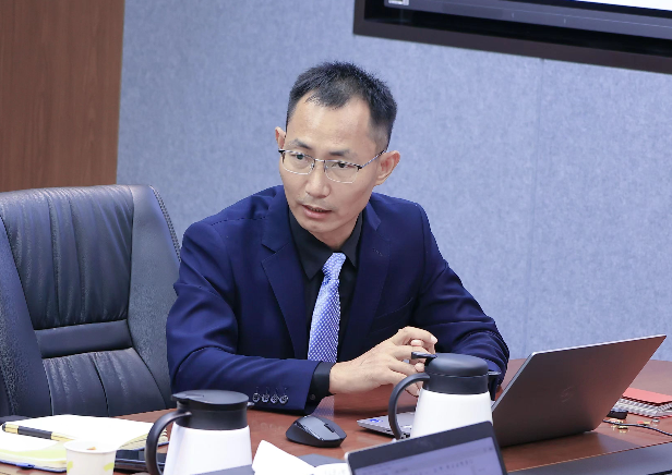 丁建春参加会议.jpg