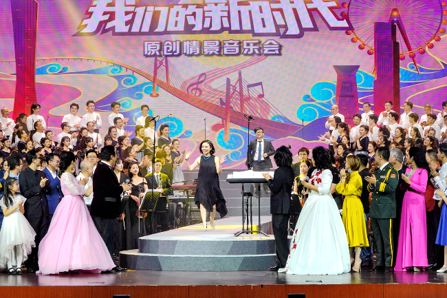 庆祝党的二十大胜利召开“我们的新时代”原创情景音乐会主创谢幕_副本.jpg
