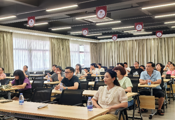 图二 教师会员在专心听律师讲课.jpg