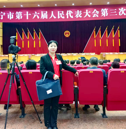 方丽芝老师参加普宁市第十六届人民代表大会第三次会议_副本.jpg