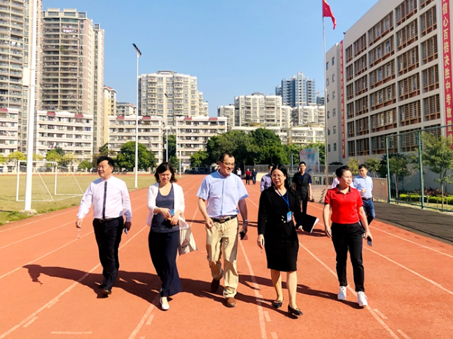 车燕华（前排右二）带领北大教育集团负责同志参观校园.jpg