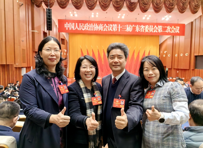 2024年1月，车燕华（左一）在广州参加政协第十三届广东省委员会第二次会议.jpg