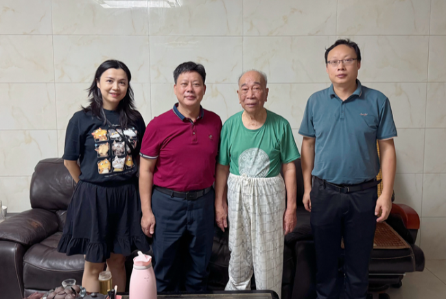 2024中秋慰问机关退休老同志.jpg