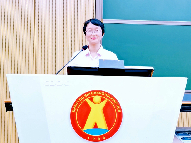 5. 郑爱军工作照（教师会发言）_副本.jpg