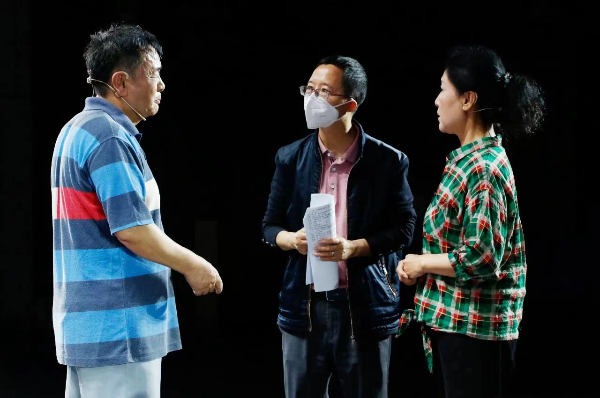 秦川（中）指导演员排练 (1).jpg