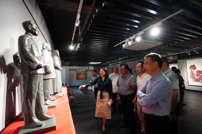 观展（主委和嘉宾）.JPG