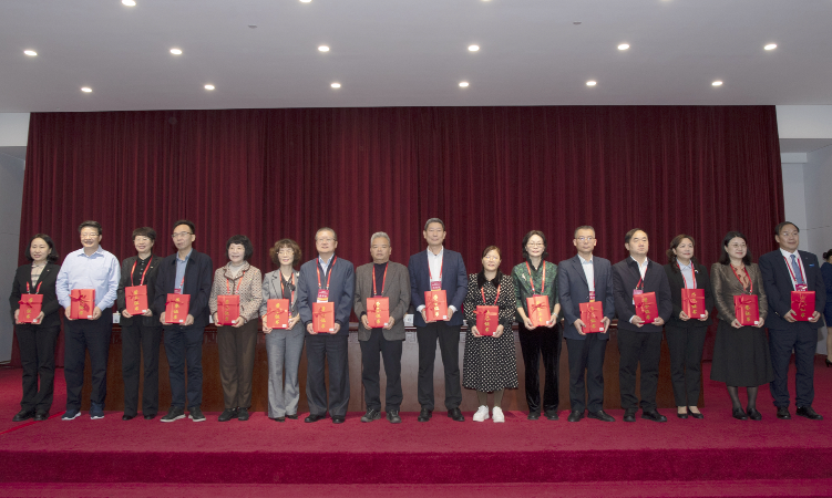 邓玲（右六）代表民进广东省委会领取参政议政成果奖励证书_副本.jpg