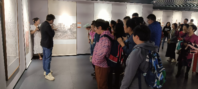 观展.jpg