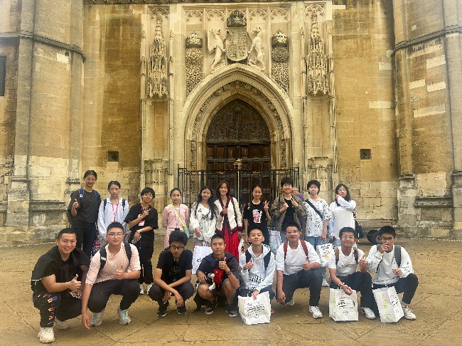 带领学生调研参观剑桥大学国王学院.jpg