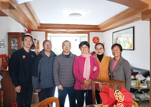 慰问谢文华.jpg