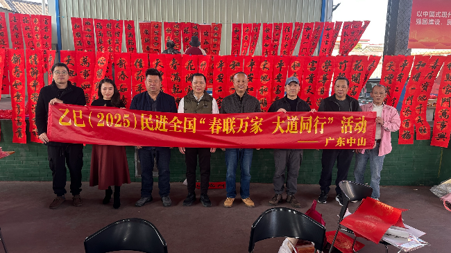 中山开明画院书法家、画家在活动前合影.jpg