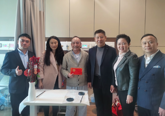 1陈迪云慰问曾光.jpg