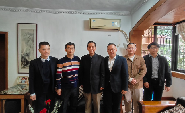 3陈永俊副主委慰问章以武.jpg