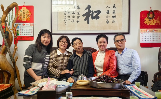 5慰问李陆荣.jpg
