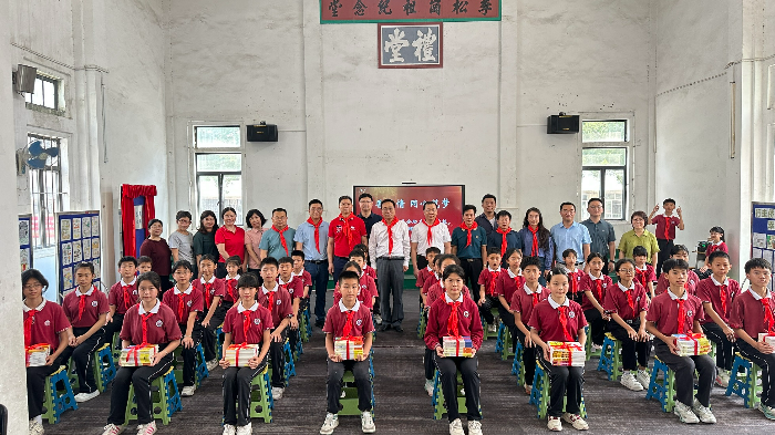图书捐赠仪式后大合影.jpg