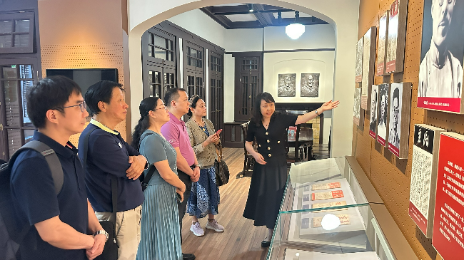 调研组参观中国民主促进会成立旧址纪念馆.jpg