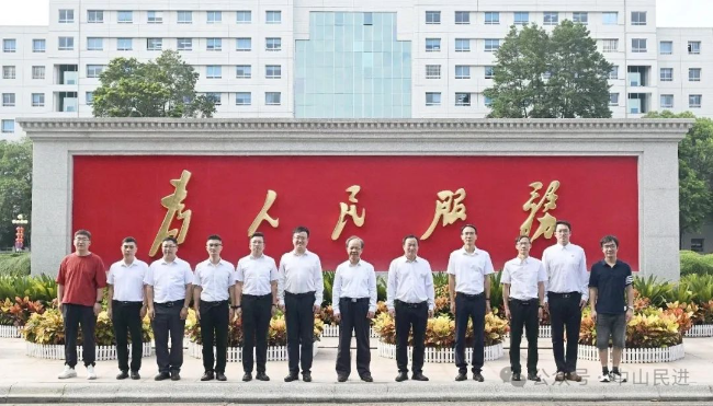 援藏干部与中山市委领导合影留念.jpg
