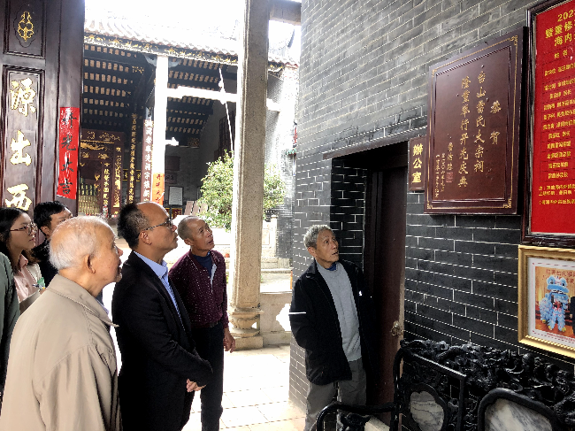 民进江门市委会口述采录组一行实地走访雷老曾题词，位于台山市大江镇石桥村的玉田堂.jpg
