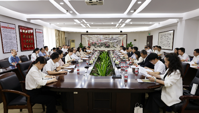与新会员代表座谈.jpg